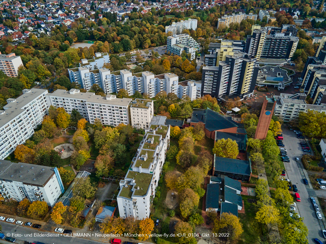 13.10.2022 - Das Marx-Zentrum und Wohnanlage Karl-Marx-Ring 52-62 in Neuperlach
